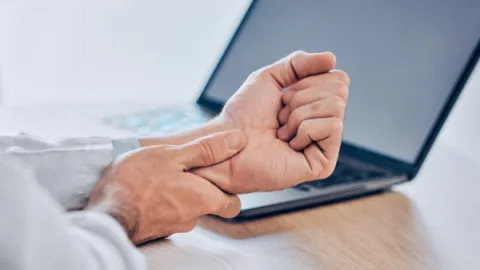 Foto demonstrativa de Trabalha digitando o dia todo e sente dor no punho? Pode ser LER